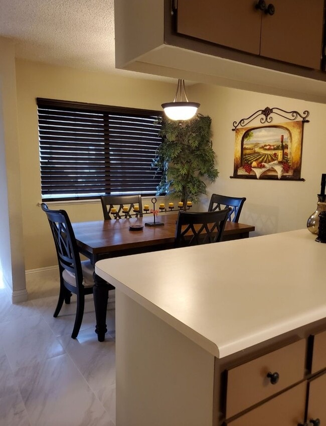 Photo - Cozy 2 Bedroom Townhome in the Northwest!