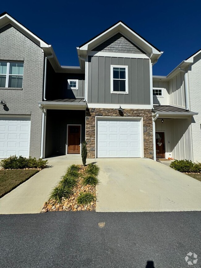 Building Photo - NEW 3/2.5 Gaited Townhouse in Downtown Rom...