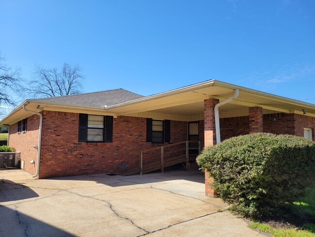 Photo - 912 N Main St