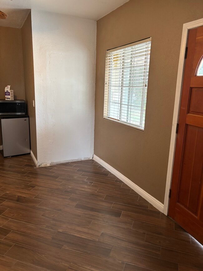 Photo - 810 Earlham St Unidad Adu