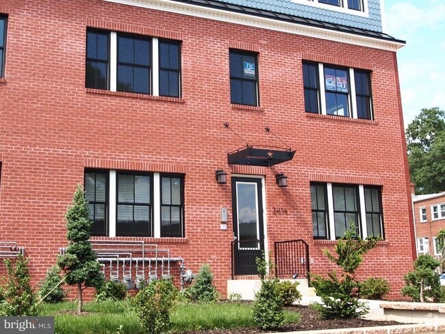 Building Photo - 2016 D St NE Unit 4 Rental