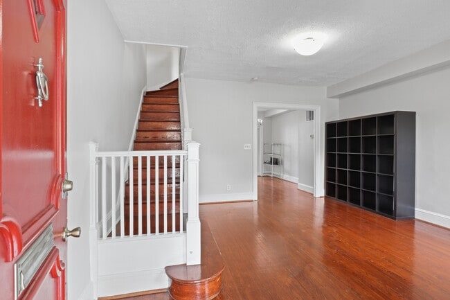 Photo - 209 Douglas St NE