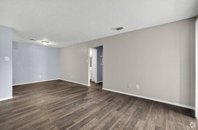 2BR, 2BA - 770SF