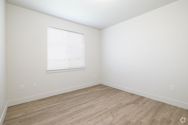 2BR, 2BA - 961SF - Primary Bedroom - Hitt Road Patio Home Apartments