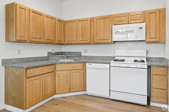 2BR, 2BA - 1140SF - Kitchen - Newell Manor