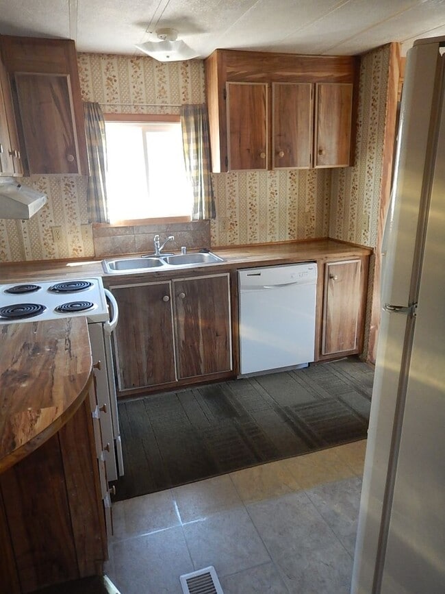 Photo - 2 Bedroom Manufactured on South End of Prineville, Close to Hospital - Available Mid May!