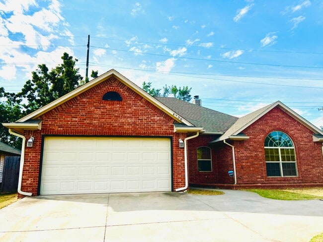 Building Photo - Gorgeous 3BD 2BA with Bonus Office Space in Del City!!