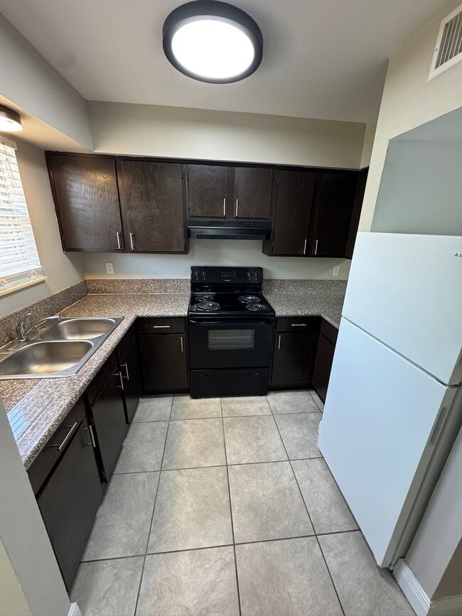 Building Photo - 1191 Bentley Rd Unit 3