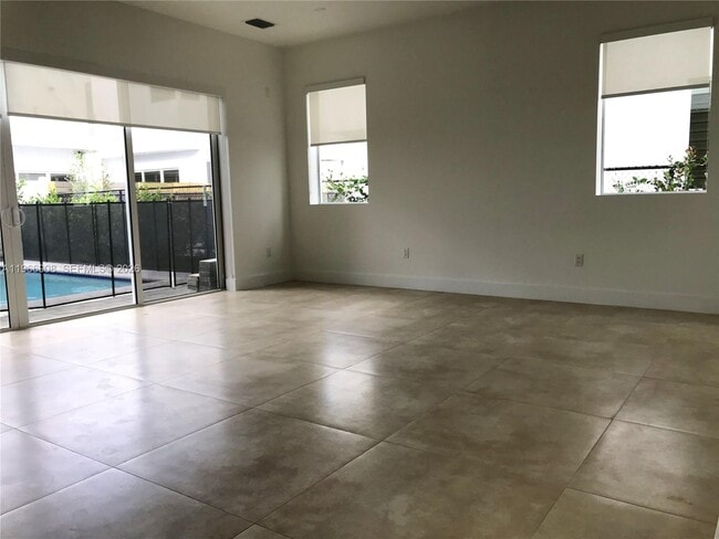 Photo - 10055 NW 75th St