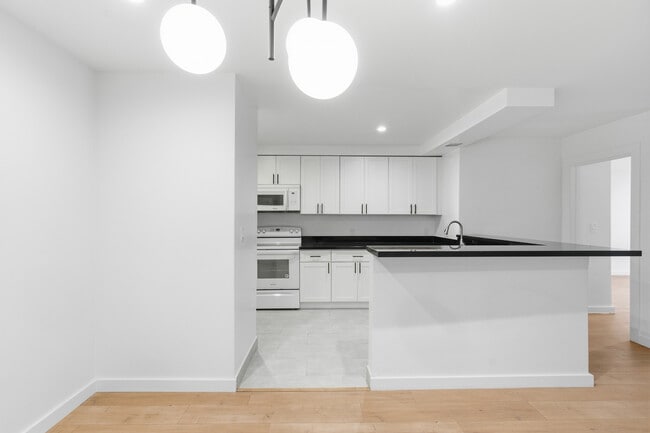 642 N West Knoll Dr. Apartments
