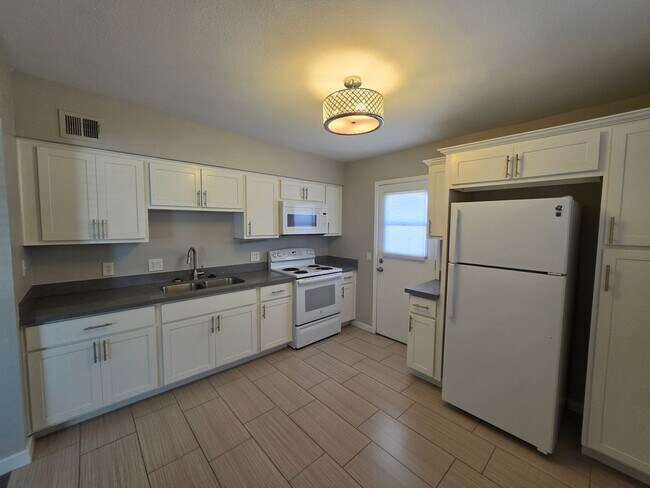 Photo - YEA01A Unit 1203 W University Dr
