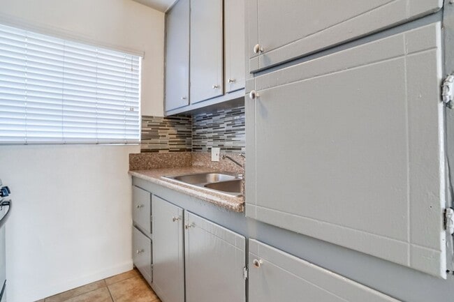 Photo - 2425 - 2431 S. Ridgeley Dr
