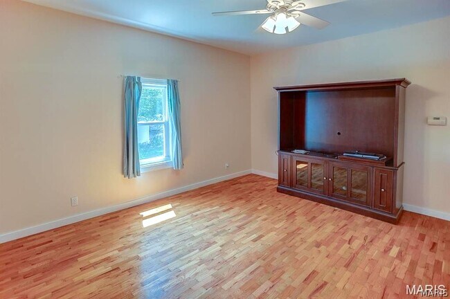 Photo - 126 S Meridian Rd