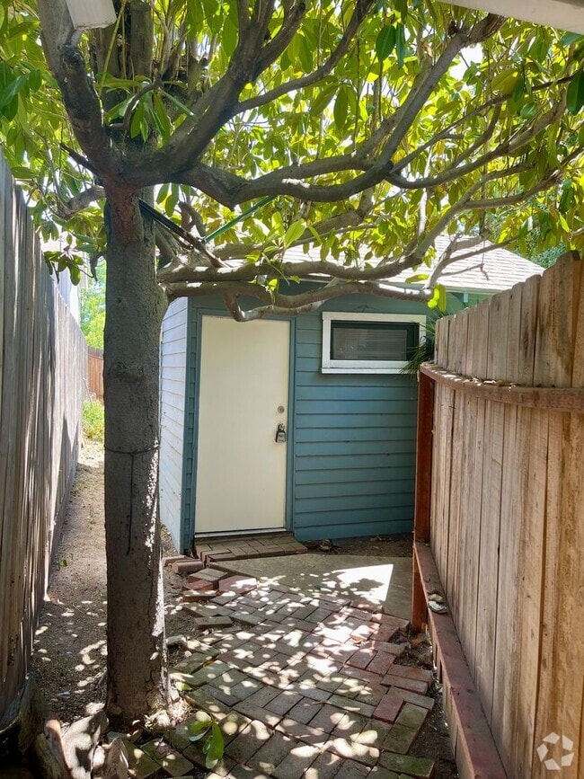 Building Photo - 1440 Vine St Unit Studio Rental