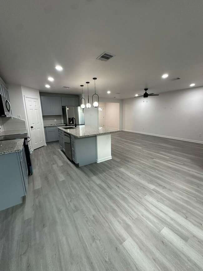 Building Photo - 15565 Kurt Dr