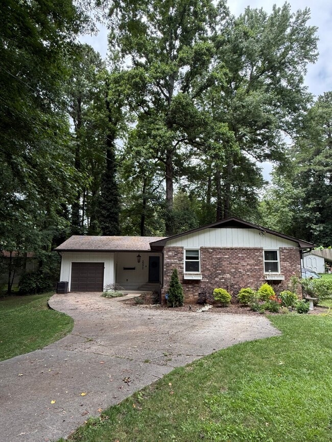Building Photo - 2372 Lakewood Dr NW