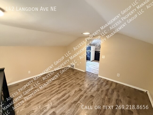 Photo - 142 Langdon Ave NE