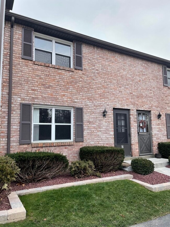 Building Photo - 2 Bedroom Townhome in Moon
