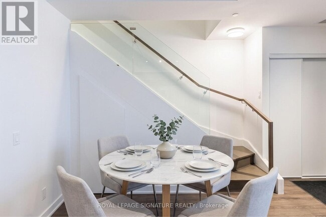 Photo - 448 Burnhamthorpe Rd W
