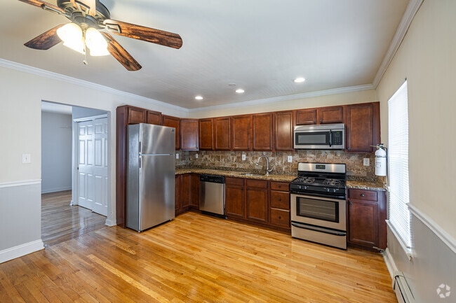 2BR, 2BA - 860SF - Kitchen - Franklin Manor Apartments