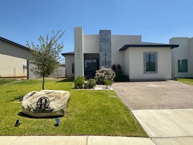 Building Photo - 1717 Fresnillo Dr Rental