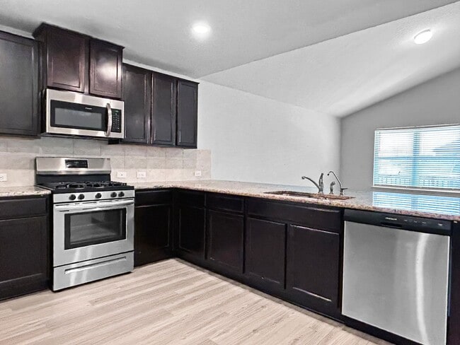 Photo - Spacious Valley Ranch 4/2.5 (2,324 SF) w/ Loft/Game Room