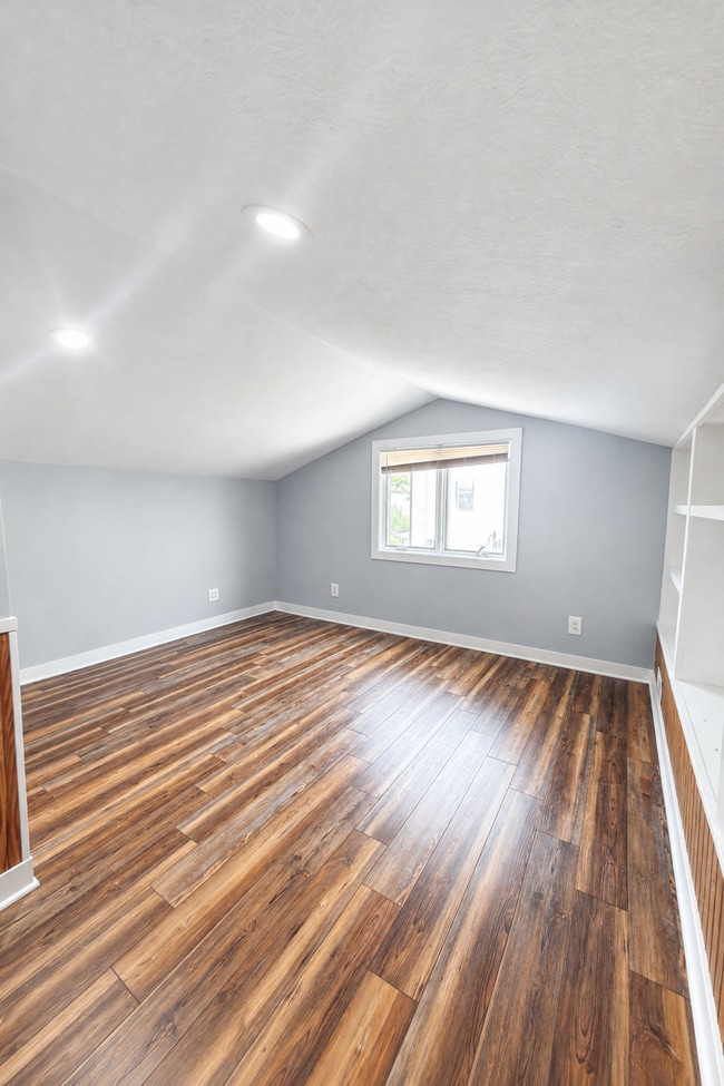 Photo - 315 W 17th St