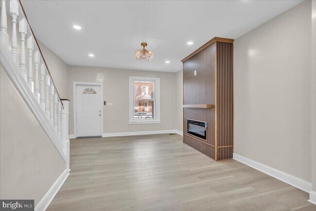 Photo - 947 N 66th St