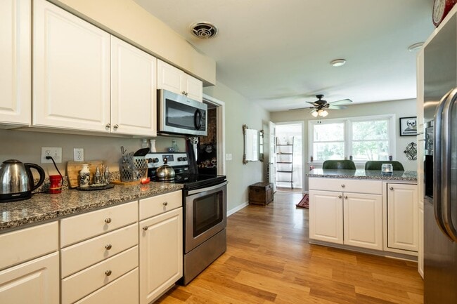 Photo - 3130 Oakwood Rd