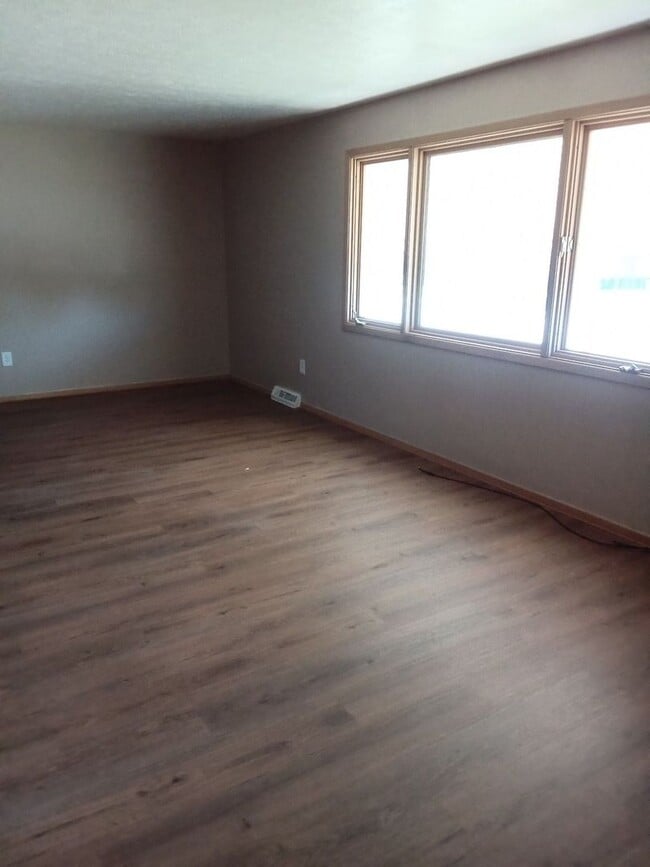 Photo - Spacious Lakeshore Living – 3-Bedroom Duplex with Charm & Convenience Unit 20653 upper