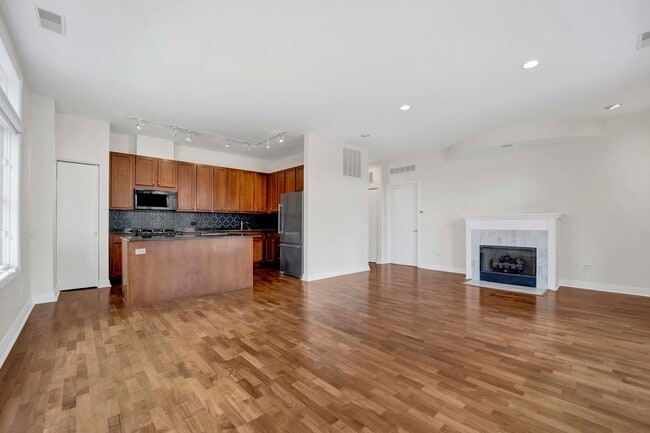 Photo - 330 N Clinton St Unidad 504