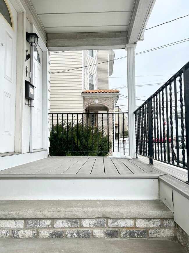 Front Porch - 10 Devon Ter Unit 2nd Floor