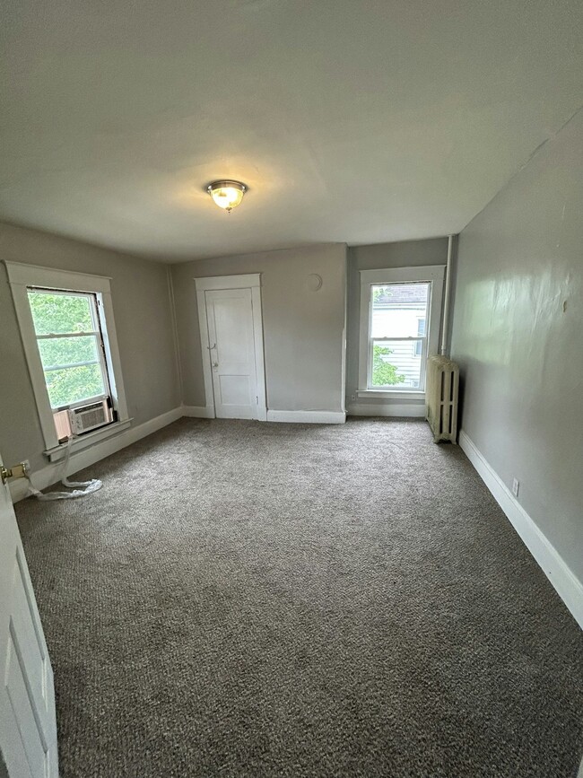 Building Photo - 200 W Morrison St Unit Upstairs Room A Rental
