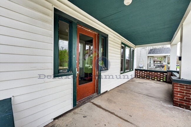 Photo - Beautiful Two Bedroom Lower Unit! Available NOW!!