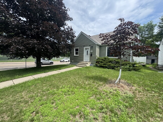 Photo - Charming 4-Bed Home with Gleaming Hardwood Floors, fully fenced backyard - 1500 Sq Ft in Minneapo...