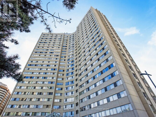Photo - 3700 Kaneff Crescent Unité 802