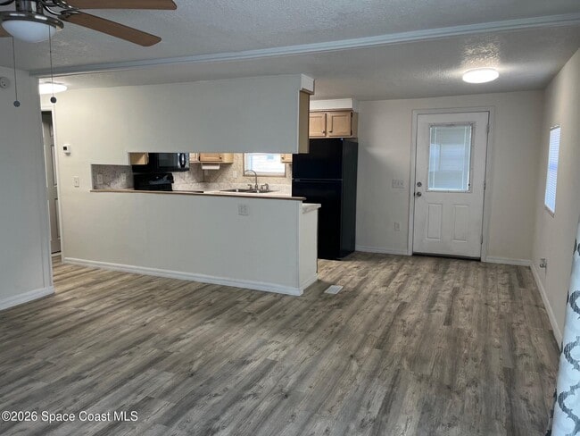 Photo - 2540 Chatham Way NE