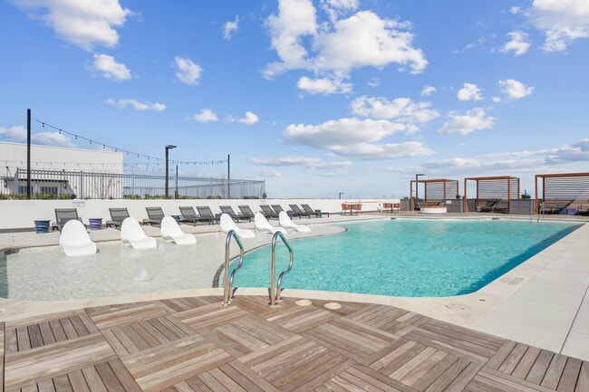 Piscina de agua salada en la azotea: piscina estilo resort con zona para tomar el sol, cabañas y parrillas para relajarse y entretenerse cerca de casa.
