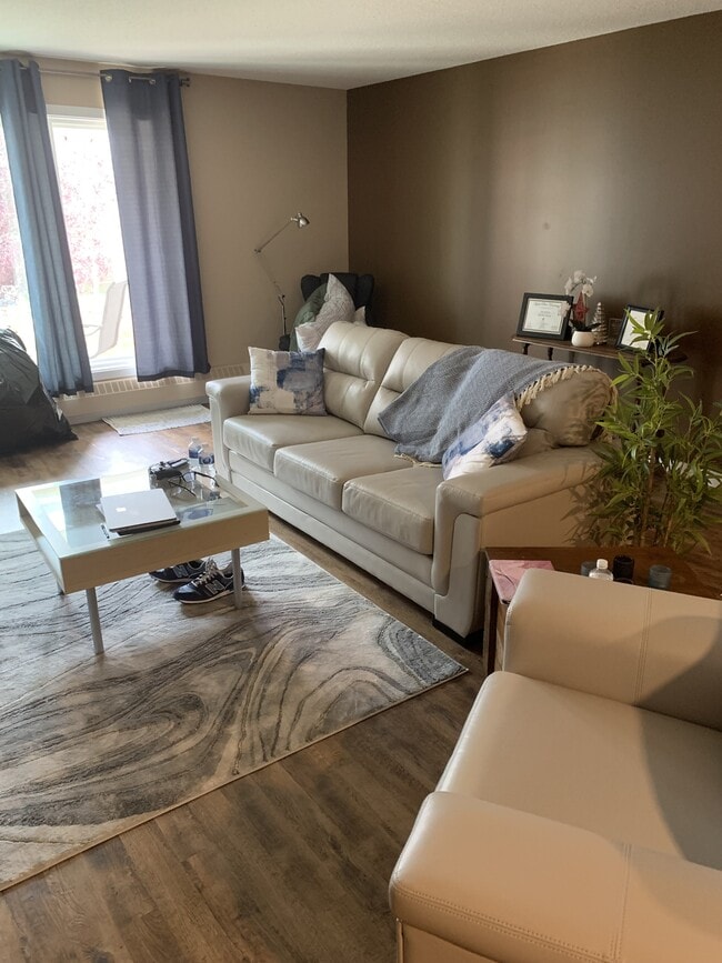 Photo - 1601 8 Ave