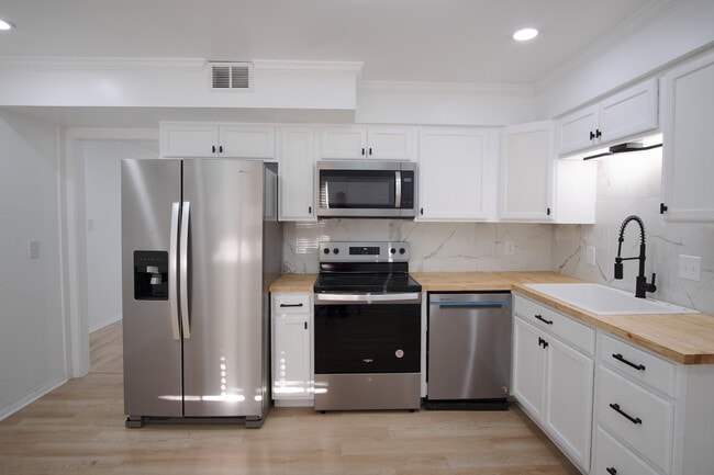 Photo - 106 Woodhouse Ln Unit D