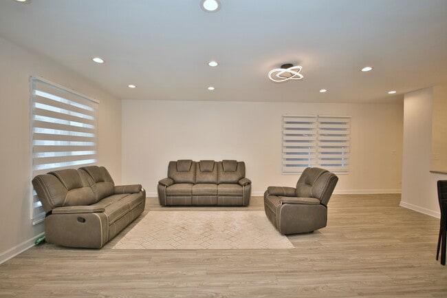 Photo - 4616 N Kostner Ave