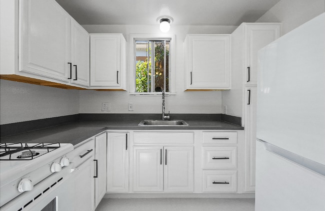 Building Photo - 1551 St Charles St Rental