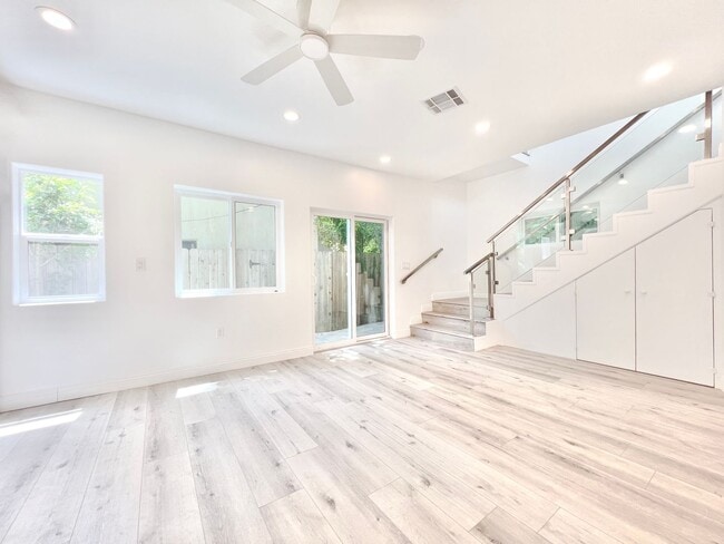 Photo - 2041 Linnington Ave Unidad 2041