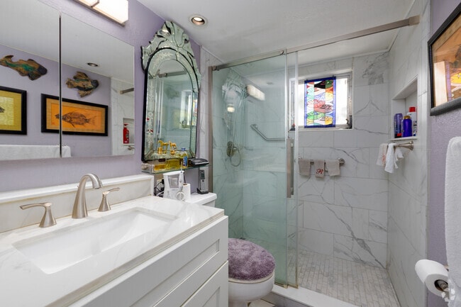 2BR, 1BA - 840SF - Bathroom - Fort King Manor