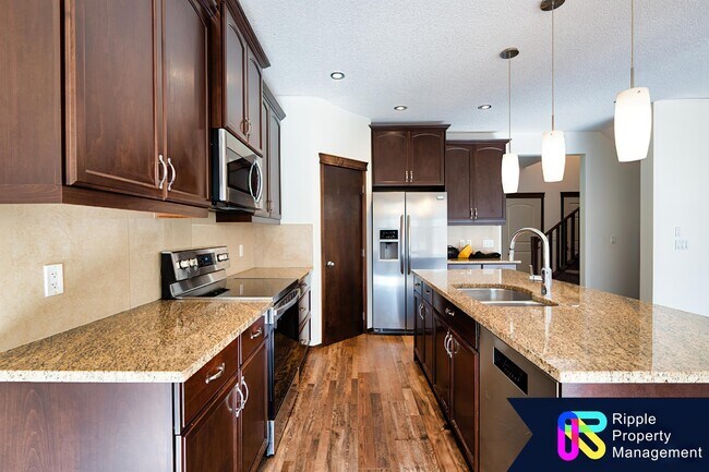 Photo - 688 Panora Way NW