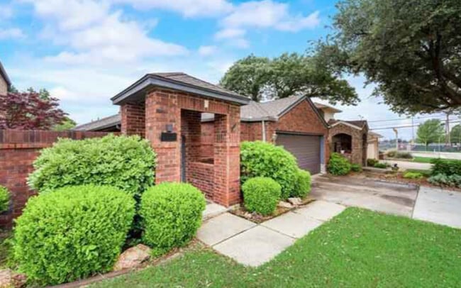 Photo - 3924 Denham Way