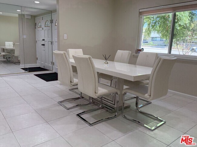 Photo - 10609 Reseda Blvd