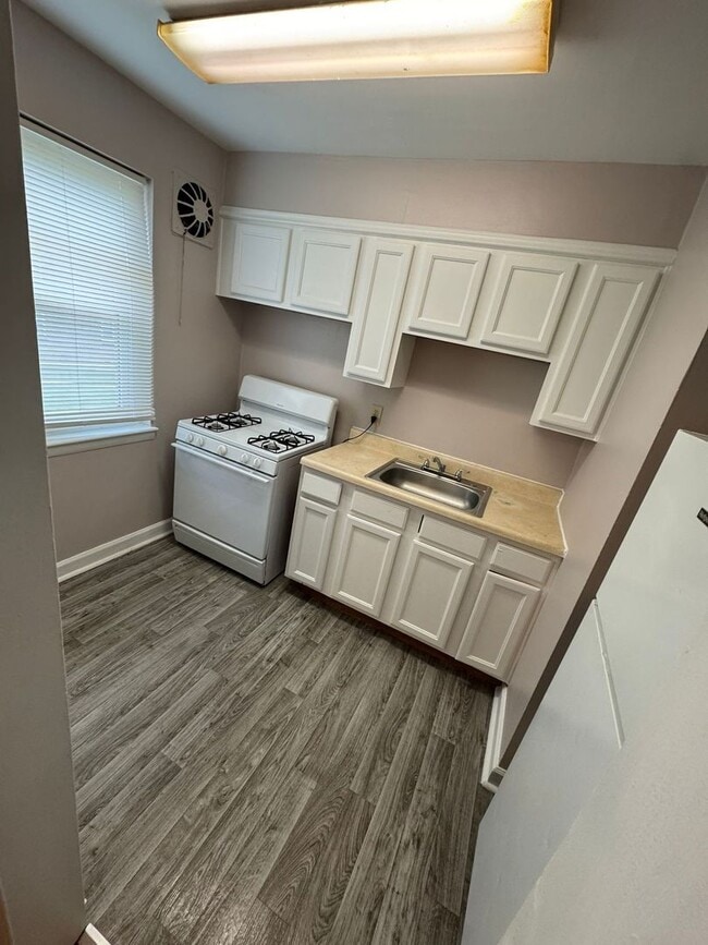 Building Photo - 5803 Oakview Ave Unit 5803 Oakview Ave - B
