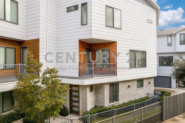 Luxury 3-Story 2/2.5/2 Townhome Ready For ... - Luxury 3-Story 2/2.5/2 Townhome Ready For ...