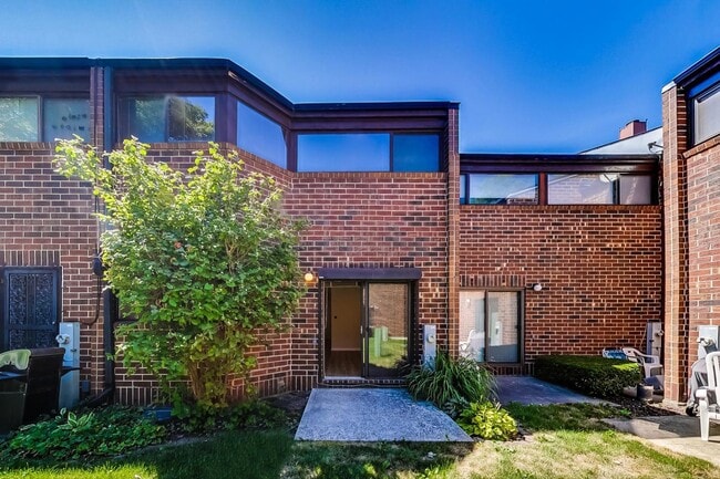 Photo - 827 S Racine Ave